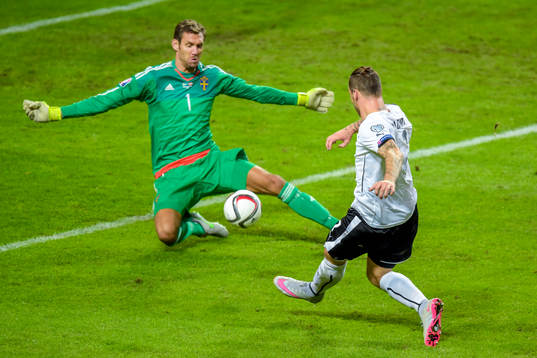 Sveriges målvakt Andreas Isaksson räddar skott från