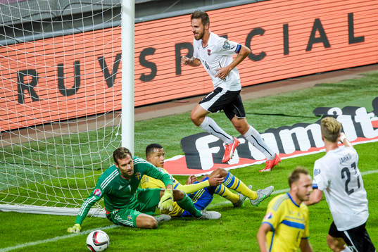 Sveriges målvakt Andreas Isaksson och Martin Olsson deppar