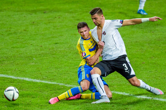 Sveriges Marcus Berg och Österrikes Aleksandar Dragovic