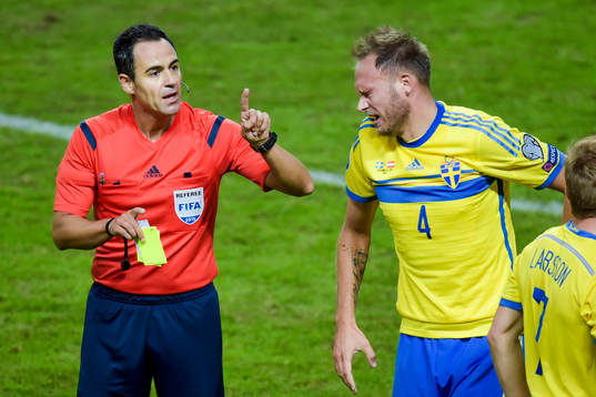 Domaren Carlos Velasco Carballo och Sveriges Andreas