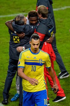 Sveriges Zlatan Ibrahimovic deppar när han lämnar planen