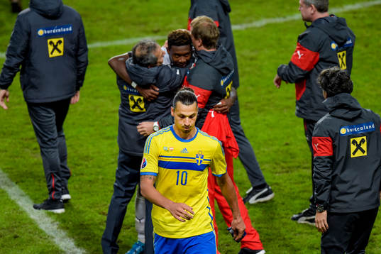 Sveriges Zlatan Ibrahimovic deppar när han lämnar planen