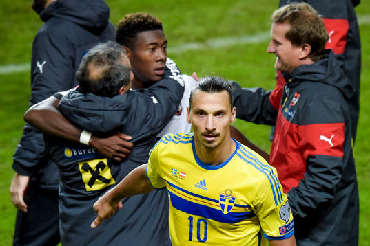 Sveriges Zlatan Ibrahimovic lämnar planen
