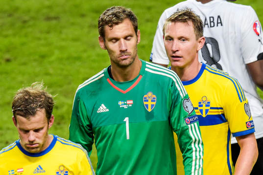 Sveriges målvakt Andreas Isaksson och Kim Källström