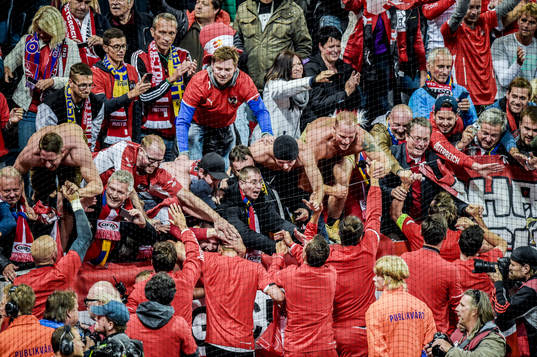 Österrikes supportrar jublar med spelarna