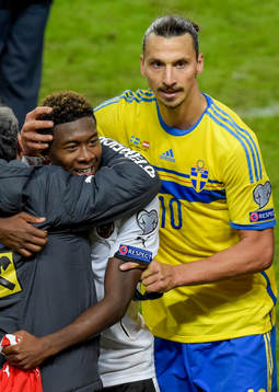 Österrikes David Alaba och Sveriges Zlatan Ibrahimovic