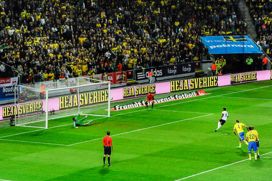 Österrikes David Alaba gör 0-1 bakom Sveriges målvakt