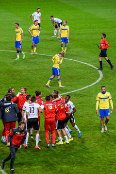 Sveriges spelare deppar samtidigt som Österrikes spelare