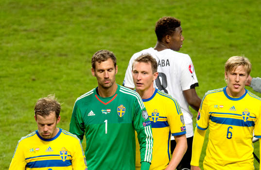 Sveriges Mikael Antonsson, målvakt Andreas Isaksson, Kim
