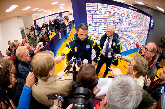 Sveriges Zlatan Ibrahimovic deppar i mixed  zone
