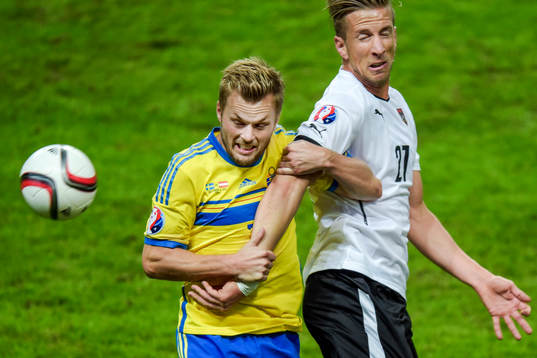 Sveriges Sebastian Larsson och Österrikes Marc Janko i en