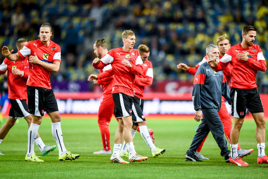 Österrikes spelare värmer upp före fotbollsmatchen i