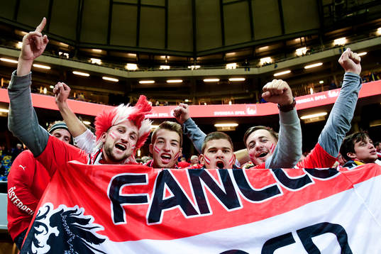 Österrikes supportrar före fotbollsmatchen i EM-kvalet