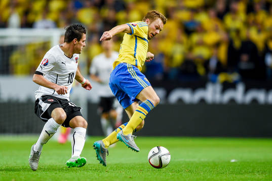 Österrikes Zlatko Junuzovic och Sveriges Sebastian Larsson