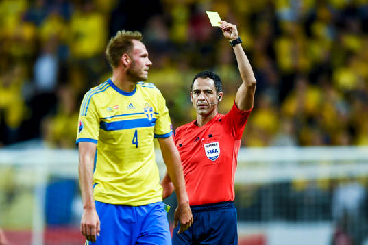 Sveriges Andreas Granqvist blir varning av Domaren Carlos