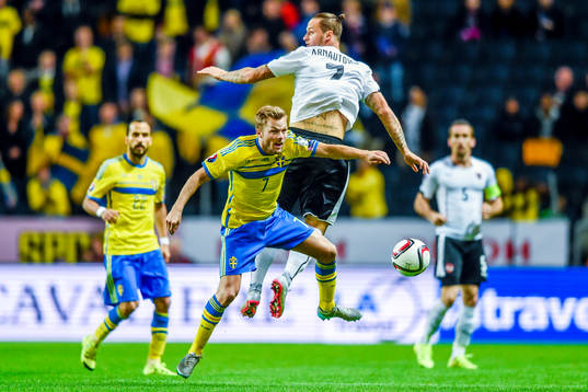 Sveriges Sebastian Larsson och Österrikes Marko Arnautovic