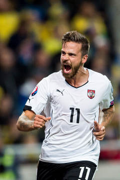 Österrikes Marek Harnik jublar