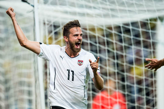 Österrikes Marek Harnik jublar