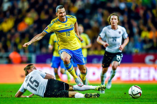 Österrikes Sebastian Prödl glidtacklar Sveriges s/under