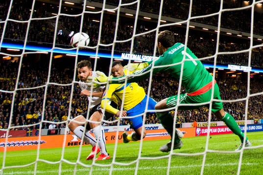 Österrikes Marek Harnik gör 0-2 bakom Sveriges målvakt