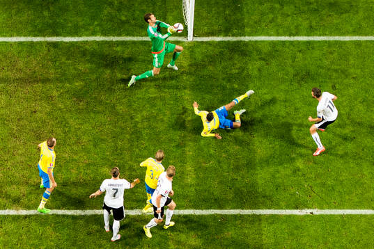 Sveriges målvakt Andreas Isaksson gör en räddning på