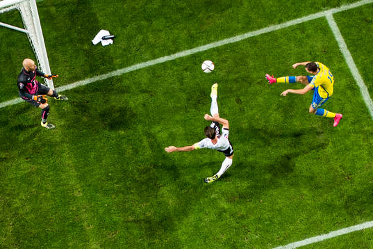 Sveriges Marcus Berg testar skott mot Österrikes målvakt