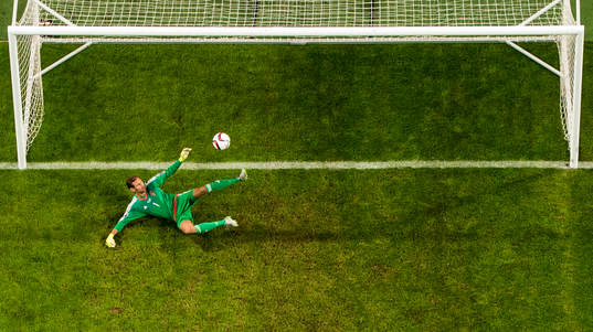 Sveriges målvakt Andreas Isaksson släpper in 0-1 från