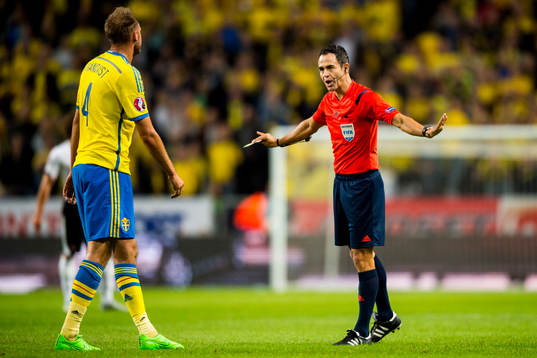 Sveriges Andreas Granqvist och domare Miroslav Tulinger