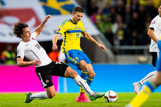 Österrikes Julian Baumgartlinger och Sveriges Marcus Berg