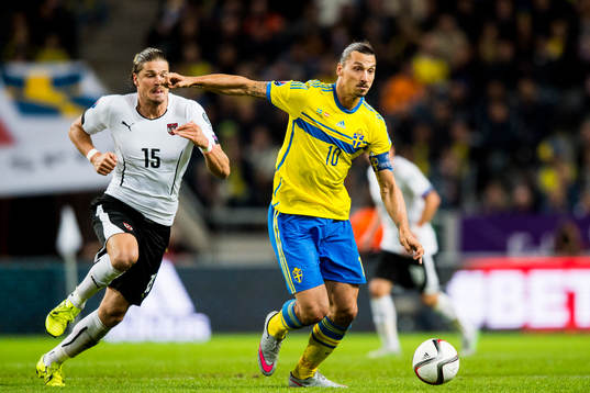 Österrikes Sebastian Prödl och Sveriges Zlatan Ibrahimovic