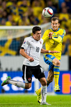 Österrikes Zlatko Junuzovic och Sveriges Mikael Antonsson