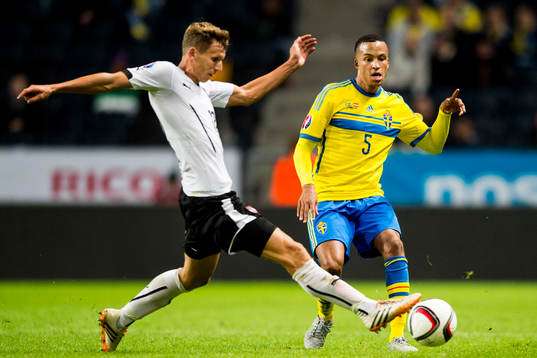 Österrikes Marc Janko och Sveriges Martin Olsson