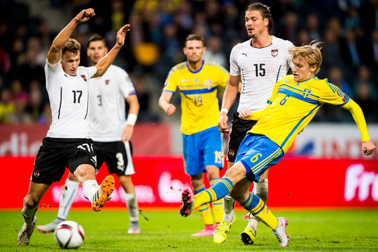 Sveriges Emil Forsberg skjuter