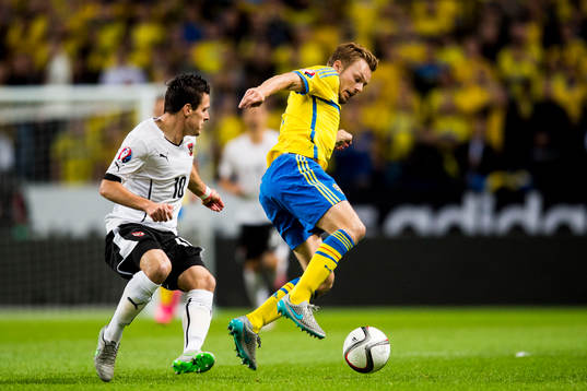 Österrikes Zlatko Junuzovic och Sveriges Sebastian Larsson