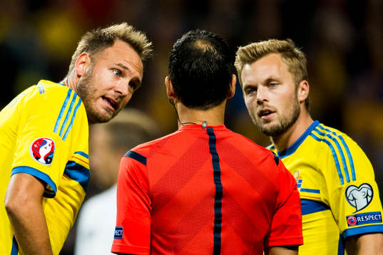 Sveriges Andreas Granqvist och Sebastian Larsson är