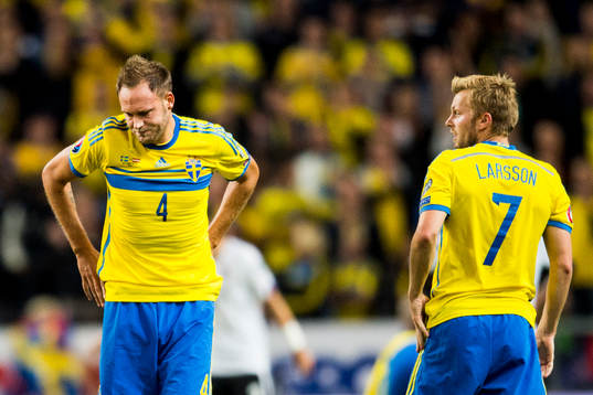 Sveriges Andreas Granqvist och Sebastian Larsson deppar