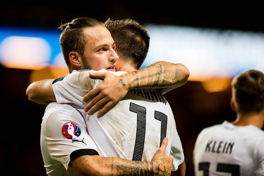 Österrikes Sebastian Prödl kramar om Marek Harnik