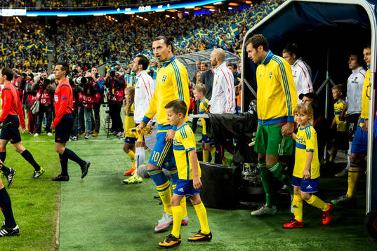 Sveriges Zlatan Ibrahimovic, målvakt Andreas Isaksson och