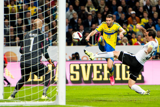 Sveriges Marcus Berg med en farlig målchans mot