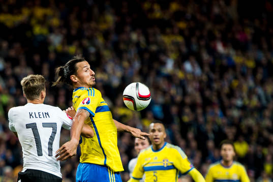 Sveriges Zlatan Ibrahimovic och Österrikes Florian Klein