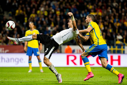 Österrikes Aleksandar Dragovic och Sveriges Marcus Berg