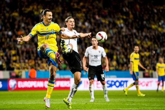 Sveriges Zlatan Ibrahimovic och Österrikes Sebastian Prödl