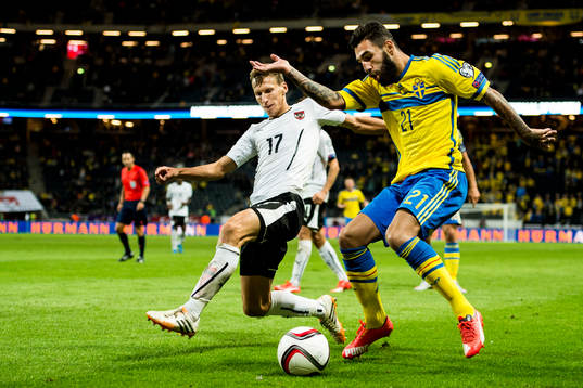 Österrikes Florian Klein och Sveriges Jimmy Durmaz