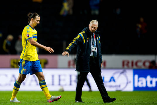 Sveriges Zlatan Ibrahimovic och landslagschef Lars Richt