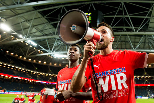 Österrikes David Alaba och Marek Harnik jublar