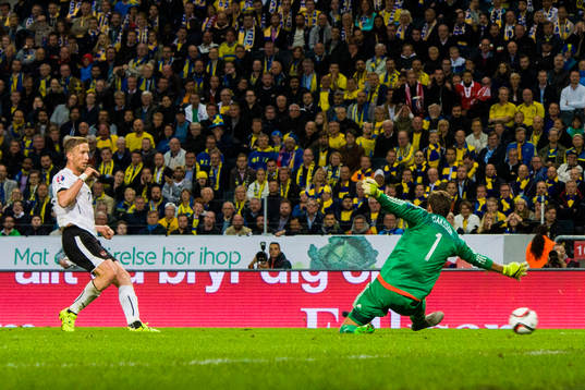 Österrikes Marc Janko gör 3-0 bakom Sveriges målvakt