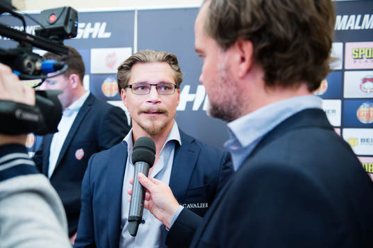 Malmös tränare Björn Hellkvist pratar med media