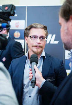 Malmös tränare Björn Hellkvist pratar med media
