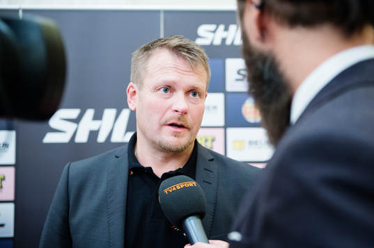 Luleås tränare Joakim Fagervall pratar med media