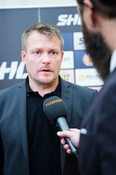 Luleås tränare Joakim Fagervall pratar med media